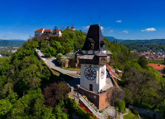 Auf Klassenfahrt mit HEROLÉ: Der Uhrturm auf dem Schloßberg ist das Wahrzeichen von Graz