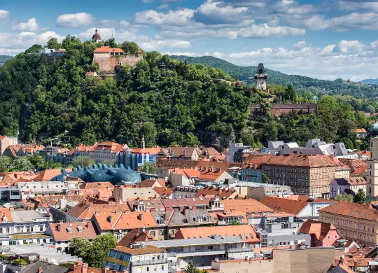 Blick auf den Schloßberg in Graz Auf Klassenfahrt mit HEROLÉ: Blick auf den Schloßberg in Graz mit Uhrtum