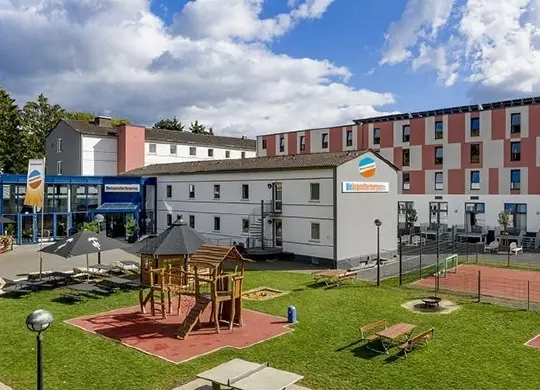 Auf Klassenfahrt mit HEROLÉ: Außenansicht der Römerstadt-Jugendherberge Trier