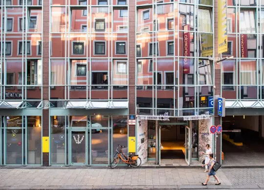 Auf Klassenfahrt mit HEROLÉ: Außenansicht des wombat's City Hostel München