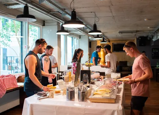 Auf Klassenfahrt mit HEROLÉ: Frühstück im wombat's City Hostel München