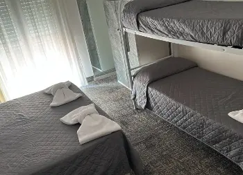Auf Klassenfahrt mit HEROL&Eacute;: Zimmerbeispiel im Hotel Azzurra in Sirmione am Gardasee