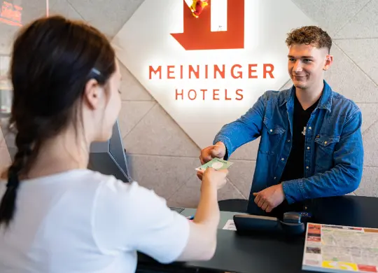 Hotel Auf Klassenfahrt mit HEROLÉ: Ankunft im Hotel