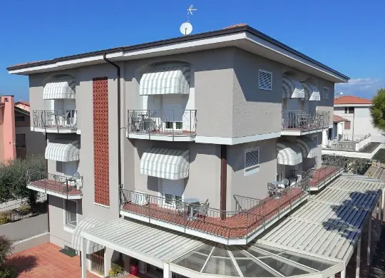 Außenansicht des Hotels Azzurra in Sirmione am Gardasee Auf Klassenfahrt mit HEROLÉ: Außenansicht des Hotels Azzurra in Sirmione am Gardasee