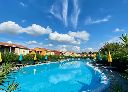 Poolanlage vom Belvedere Village Gardasee Südufer Auf Klassenfahrt mit HEROLÉ: Poolanlage vom Belvedere Village Gardasee Südufer