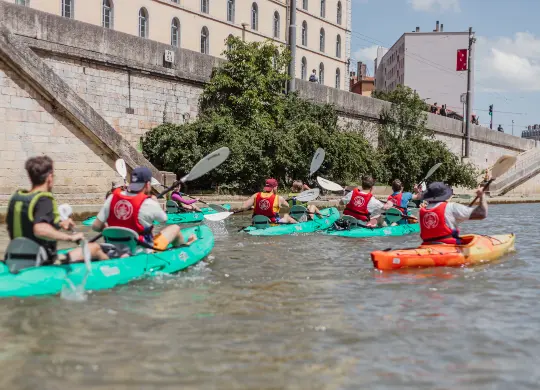 Auf Klassenfahrt mit HEROL&Eacute;: Bei einer Kanu-/Kajaktour kann man Lyon vom Wasser aus entdecken.