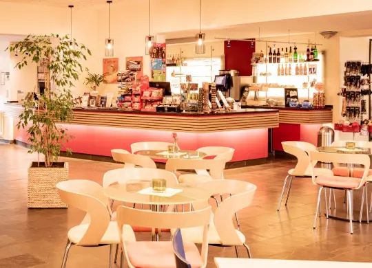 Auf Klassenfahrt mit HEROLÉ: Cafeteria/Bistro in der Jugendherberge Fulda in der Rhön