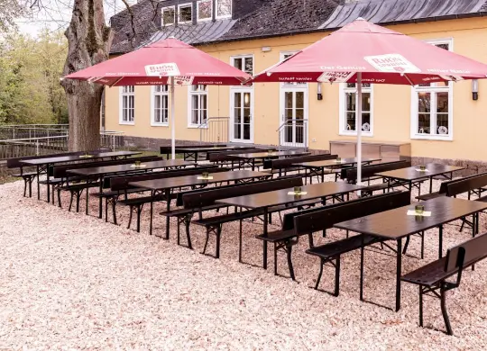 Auf Klassenfahrt mit HEROLÉ: Terrasse der Jugendherberge Fulda in der Rhön