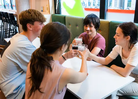 Unterkunft Auf Klassenfahrt mit HEROLÉ: Auf die Reise anstoßen
