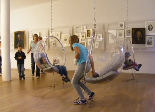 Bachhaus Eisenach Auf Klassenfahrt mit HEROLÉ: In den Bubblechairs im Bachhaus Eisenach kann man in die Musik Bachs eintauchen.