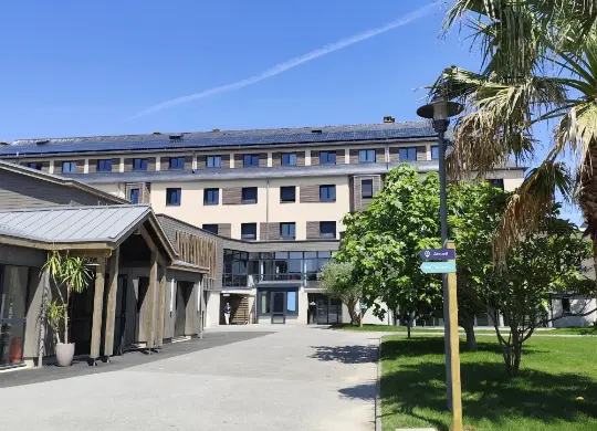 Auf Klassenfahrt mit HEROLÉ: Eingang zum Centre Patrick Varangot in Saint-Malo in der Bretagne