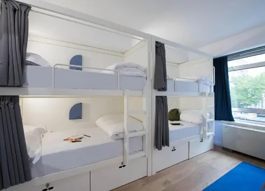 Auf Klassenfahrt mit HEROLÉ: Mehrbettzimmer im room00 Hostel Lisboa in Lissabon.
