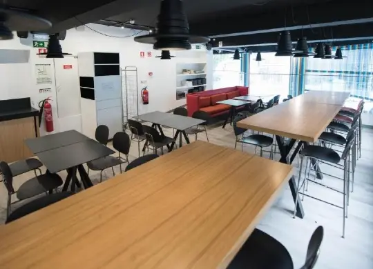 Auf Klassenfahrt mit HEROLÉ: Speiseraum im room00 Hostel Lisboa in Lissabon.