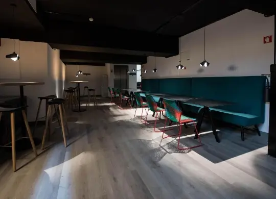 Auf Klassenfahrt mit HEROLÉ: Aufenthaltsbereiche im room00 Hostel Lisboa in Lissabon..