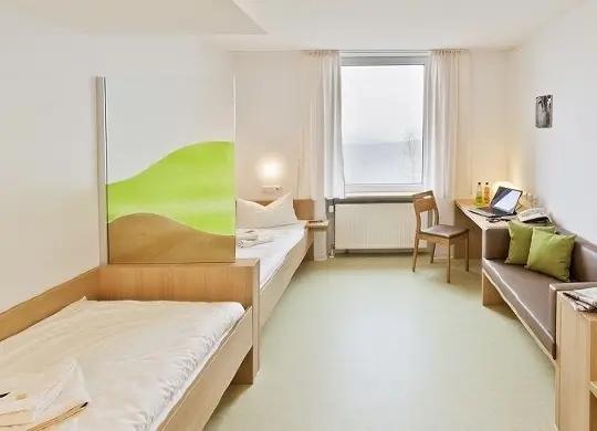 Auf Klassenfahrt mit HEROLÉ: Beispielzimmer für Begleitpersonen in Jugendbildungsstätte Volkersberg /Rhön.