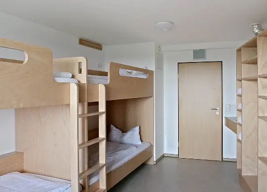 Auf Klassenfahrt mit HEROLÉ: Mehrbettzimmer in der Jugendbildungsstätte Volkersberg in der Rhön.