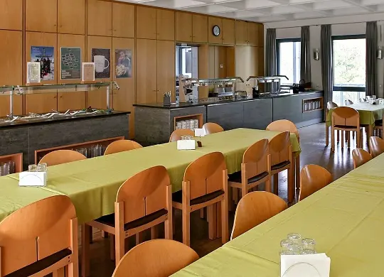 Auf Klassenfahrt mit HEROLÉ: Speisesaal der Jugendbildungsstätte Volkersberg / Rhön.