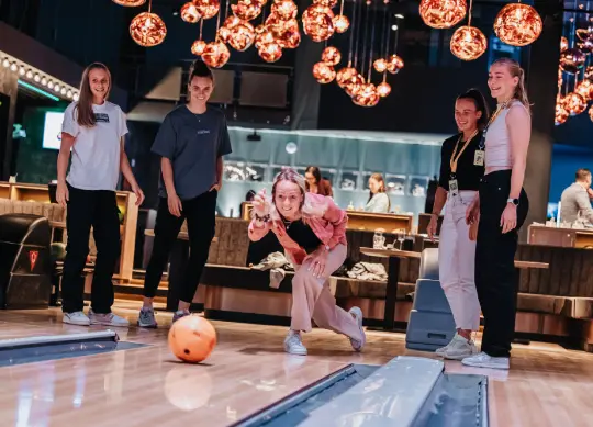 Auf Klassenfahrt mit HEROL&Eacute;: Bowlingabend im B-moovd in Wolfsburg