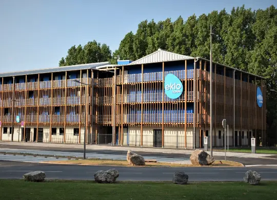 EKLO HOSTEL LILLE Auf Klassenfahrt mit HEROLÉ: EKLO HOSTEL LILLE von außen