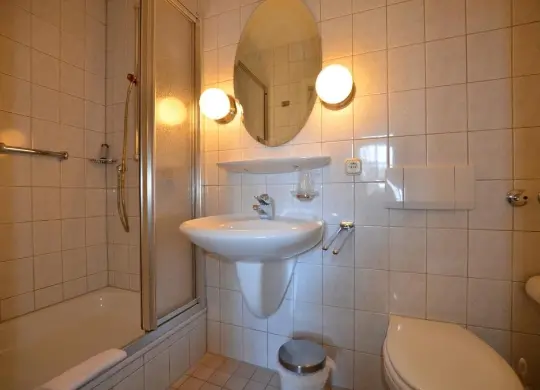 Auf Klassenfahrt mit HEROLÉ: Zimmer mit Bad im Bildungs- und Freizeitzentrum Stiftsberg - Eifel