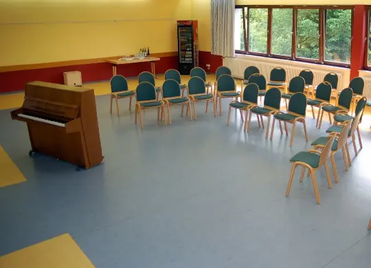 Auf Klassenfahrt mit HEROLÉ: Aula Bildungs- und Freizeitzentrum Stiftsberg in Eifel