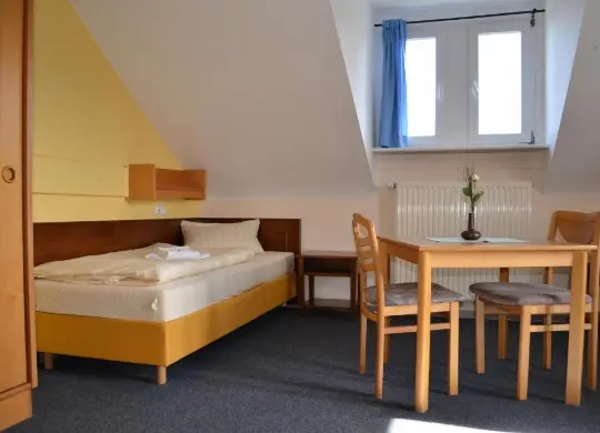 Auf Klassenfahrt mit HEROLÉ: Zimmerbeispiel für Begleitpersonen im Bildungs- und Freizeitzentrum Stiftsberg - Eifel