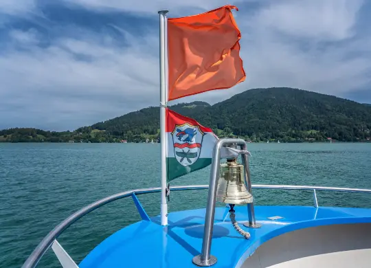 Auf Klassenfahrt mit HEROLÉ: Eine wehende Flagge auf Schifffahrt auf dem Tegernsee