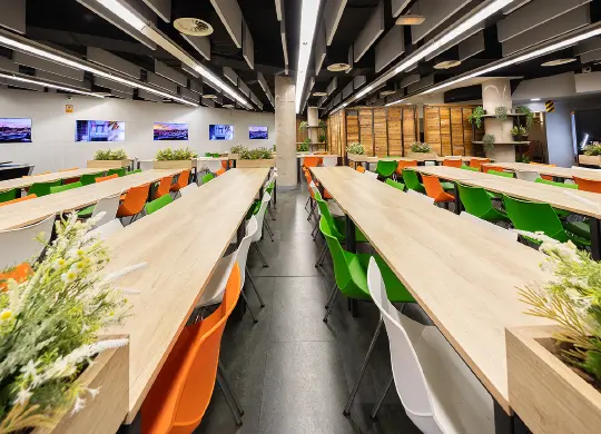Auf Klassenfahrt mit HEROLÉ: Speisesaal/Gemeinschaftsraum im Hostel Twenty Tú in Barcelona