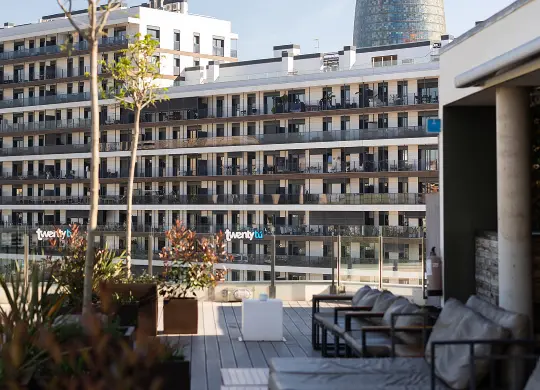 Auf Klassenfahrt mit HEROLÉ: Blick von der Terrasse im Hostel Twenty Tú in Barcelona