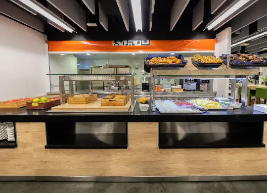 Auf Klassenfahrt mit HEROLÉ: Frühstücksbuffet im Hostel Twenty Tú in Barcelona