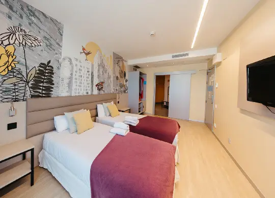 Auf Klassenfahrt mit HEROLÉ: Twin-Zimmer im Hostel Twenty Tú in Barcelona