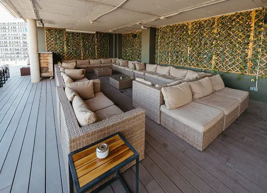 Auf Klassenfahrt mit HEROLÉ: Terasse des Hostels Twenty Tú in Barcelona