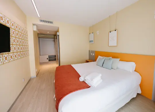 Auf Klassenfahrt mit HEROLÉ: Zimmerbeispiel für Begleitpersonen im Hostel Twenty Tú in Barcelona