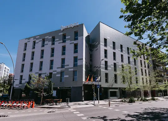 Auf Klassenfahrt mit HEROLÉ: Gebäudeansicht Hostel Twenty Tú in Barcelona