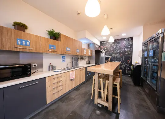 Auf Klassenfahrt mit HEROLÉ: Gemeinschaftsküche im Hostel Twenty Tú in Barcelona