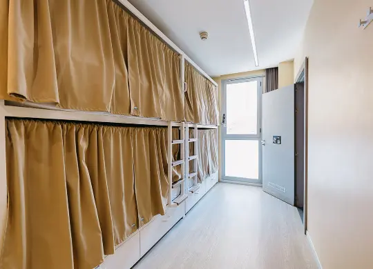 Auf Klassenfahrt mit HEROLÉ: 4-Bett-Zimmer im Hostel Twenty Tú in Barcelona
