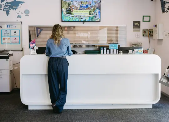Auf Klassenfahrt mit HEROLÉ: Rezeption des Hostels Twenty Tú in Barcelona