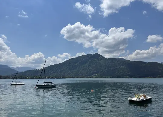 Auf Klassenfahrt mit HEROLÉ: Blick auf den Tegernsee mit Booten