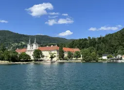 Auf Klassenfahrt mit HEROLÉ: Blick auf Schloss Tegernsee vom Wasser aus