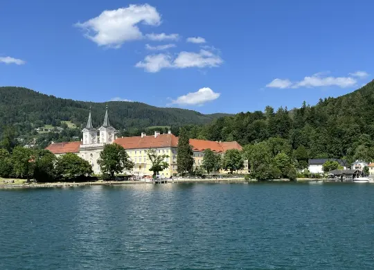 Blick auf Schloss Tegernsee vom Wasser aus Auf Klassenfahrt mit HEROLÉ: Blick auf Schloss Tegernsee vom Wasser aus