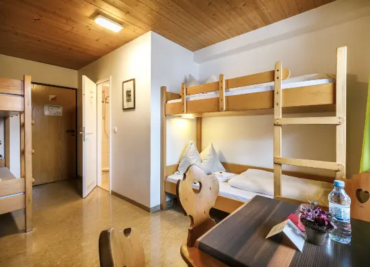Mehrbettzimmer Jugendherberge Kreuth-Scharling Auf Klassenfahrt mit HEROLÉ: Mehrbettzimmer in der Jugendherberge Kreuth-Scharling
