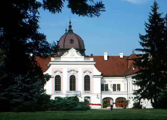 Auf Klassenfahrt mit HEROL&Eacute;: Au&szlig;enansicht des Schloss G&ouml;d&ouml;ll&ouml; in Budapest