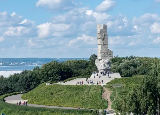 Westerplatte Danzig Auf Klassenfahrt mit HEROLÉ: Die geschichtsträchtige Halbinsel Westerplatte in Danzig