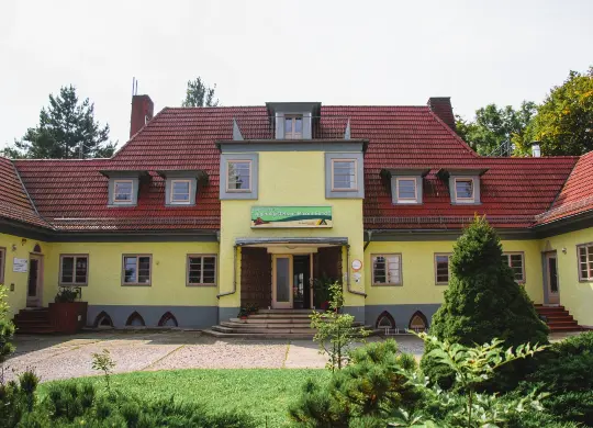 Auf Klassenfahrt mit HEROLÉ: Außenansicht der DJH Maxim Gorki in Weimar
