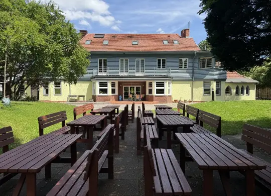 Auf Klassenfahrt mit HEROLÉ: Terrasse / Freisitz der DJH Maxim Gorki in Weimar