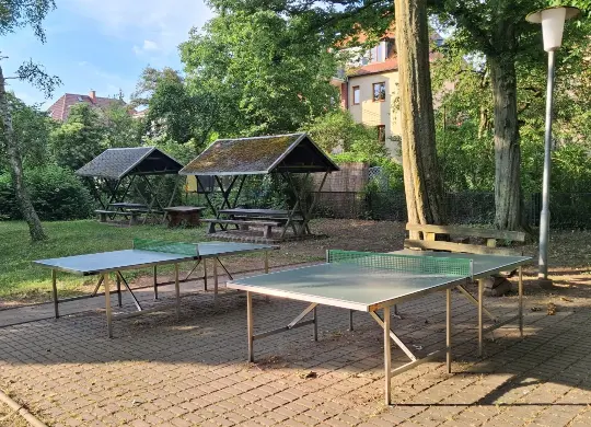 Auf Klassenfahrt mit HEROLÉ: Außenbereich der DJH Maxim Gorki in Weimar