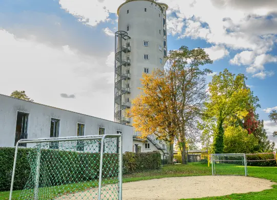 Auf Klassenfahrt mit HEROLÉ: Fußballplatz der Jugendherberge Konstanz am Bodensee