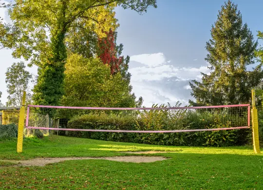 Auf Klassenfahrt mit HEROLÉ: Volleyballplatz der Jugendherberge Konstanz am Bodensee