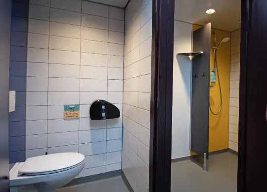 Auf Klassenfahrt mit HEROLÉ: Badezimmer im Stayokay Hostel Rotterdam