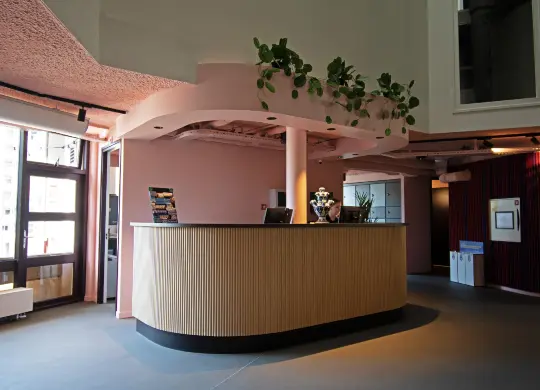 Auf Klassenfahrt mit HEROLÉ: Rezeption im Stayokay Hostel Rotterdam